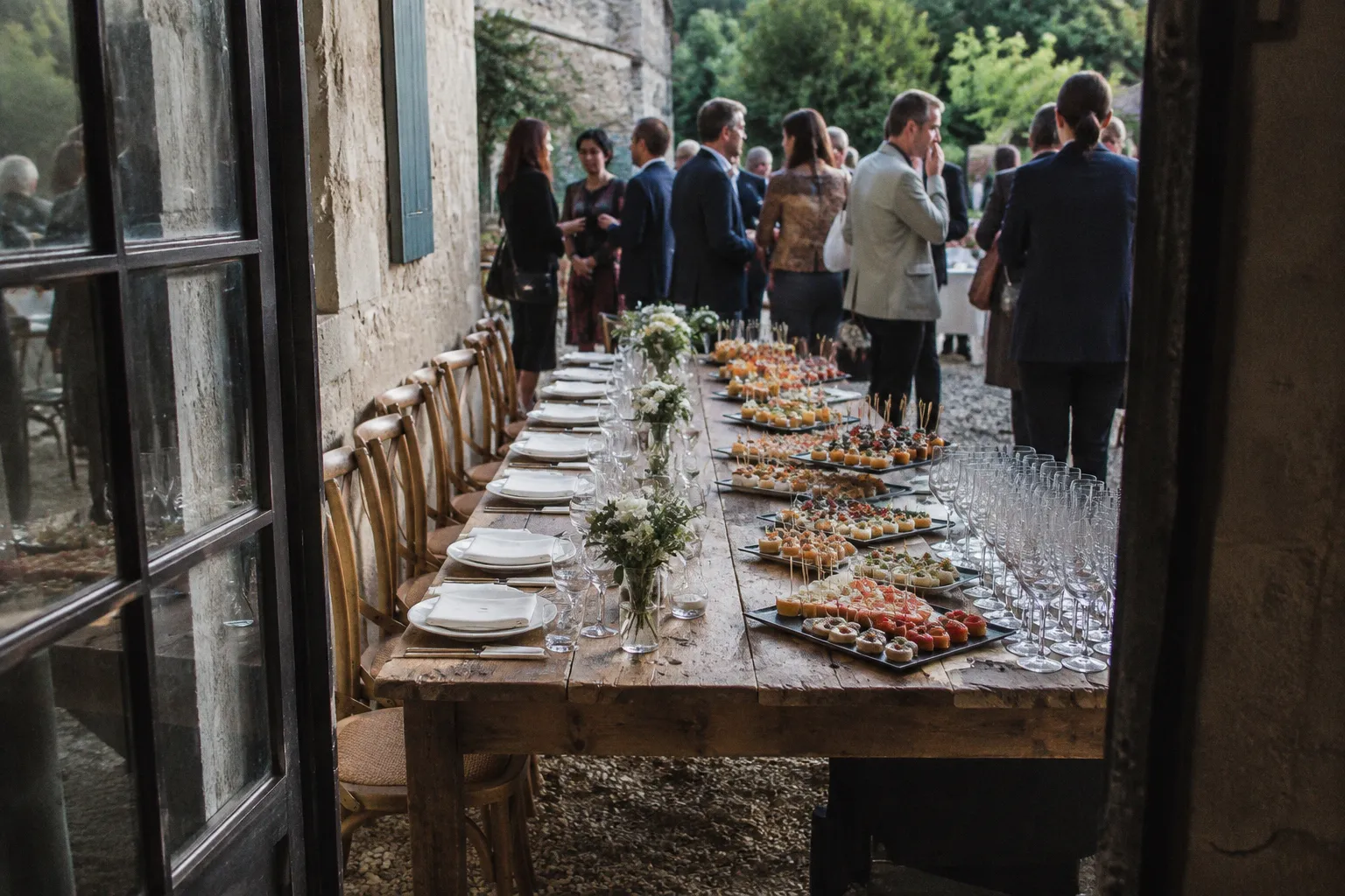 Cocktail dînatoire ou dîner assis : deux visions de réception